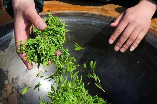 龍井茶炒茶葉怎么炒出好茶色，茶葉怎樣做出來(lái)最綠？